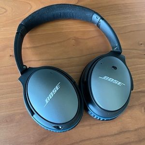 Bose QuietComfort 25 noise-cancelling headphones in black case